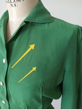 Laden Sie das Bild in den Galerie-Viewer, 1940s - FLORINE, Paris - Exquisite Forest Green Rayon Blouse - Sz 44
