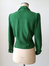 Laden Sie das Bild in den Galerie-Viewer, 1940s - FLORINE, Paris - Exquisite Forest Green Rayon Blouse - Sz 44
