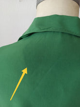 Laden Sie das Bild in den Galerie-Viewer, 1940s - FLORINE, Paris - Exquisite Forest Green Rayon Blouse - Sz 44
