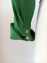 Laden Sie das Bild in den Galerie-Viewer, 1940s - FLORINE, Paris - Exquisite Forest Green Rayon Blouse - Sz 44
