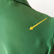 Laden Sie das Bild in den Galerie-Viewer, 1940s - FLORINE, Paris - Exquisite Forest Green Rayon Blouse - Sz 44

