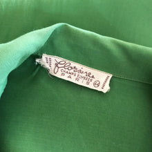 Laden Sie das Bild in den Galerie-Viewer, 1940s - FLORINE, Paris - Exquisite Forest Green Rayon Blouse - Sz 44
