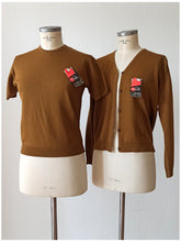 Cargar imagen en el visor de la galería, 1950s 1960s - VICENTE, Spain - Deadstock Brown Twin Set - Sz 4
