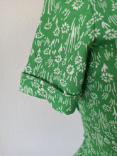 Laden Sie das Bild in den Galerie-Viewer, 1970s - CORTEFIEL - Green Floral Blouse - Sz S/M
