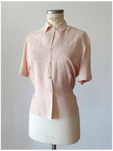 Carica l&#39;immagine nel visualizzatore di Gallery, 1940s 1950s - Delightful Antique Pink Rayon Blouse - W43 (108cm)
