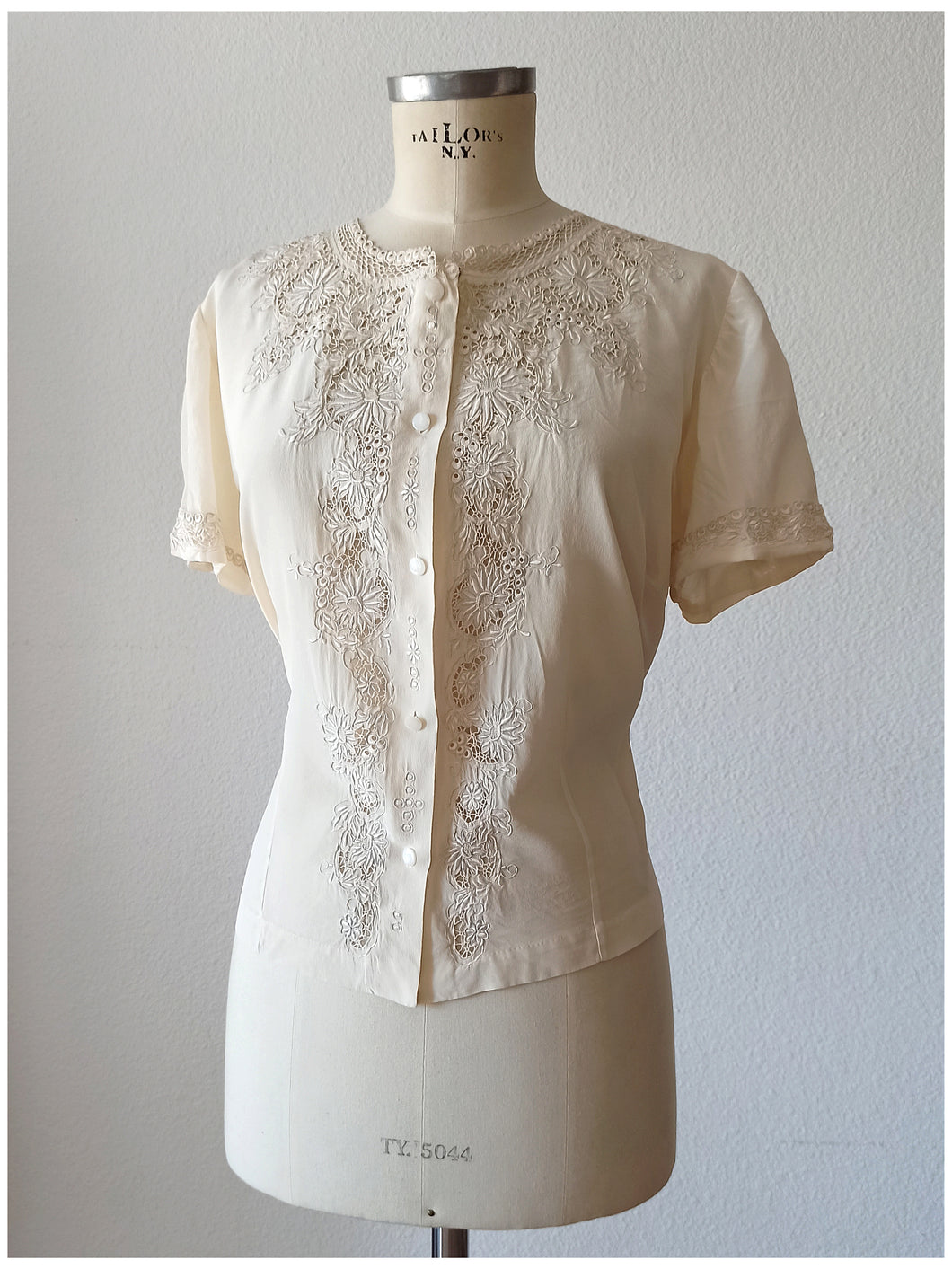 1940s 1950s - Exquisite Hand Embroidered Pure Silk Blouse - Sz 46