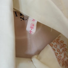 Laden Sie das Bild in den Galerie-Viewer, 1970s - Embroidered Blouse
