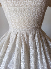 Charger l&#39;image dans la galerie, 1950s - Exquisite Embroidery Chiffon Dress - W30 (76cm)
