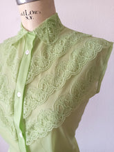 Cargar imagen en el visor de la galería, 1950s - Gorgeous Green Nylon Blouse - W33 (84cm)
