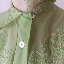 Cargar imagen en el visor de la galería, 1950s - Gorgeous Green Nylon Blouse - W33 (84cm)
