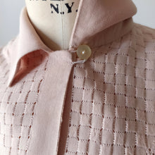 Carica l&#39;immagine nel visualizzatore di Gallery, 1940s 1950s - Delightful Antique Pink Rayon Blouse - W43 (108cm)
