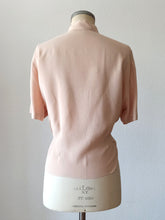 Carica l&#39;immagine nel visualizzatore di Gallery, 1940s 1950s - Delightful Antique Pink Rayon Blouse - W43 (108cm)
