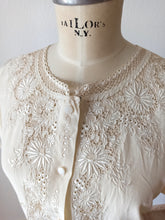 Carica l&#39;immagine nel visualizzatore di Gallery, 1940s 1950s - Exquisite Hand Embroidered Pure Silk Blouse - Sz 46
