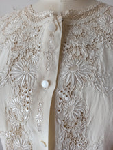 Carica l&#39;immagine nel visualizzatore di Gallery, 1940s 1950s - Exquisite Hand Embroidered Pure Silk Blouse - Sz 46
