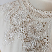 Carica l&#39;immagine nel visualizzatore di Gallery, 1940s 1950s - Exquisite Hand Embroidered Pure Silk Blouse - Sz 46
