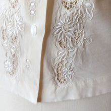Carica l&#39;immagine nel visualizzatore di Gallery, 1940s 1950s - Exquisite Hand Embroidered Pure Silk Blouse - Sz 46

