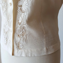 Carica l&#39;immagine nel visualizzatore di Gallery, 1940s 1950s - Exquisite Hand Embroidered Pure Silk Blouse - Sz 46

