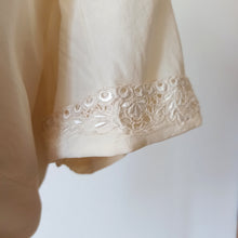 Carica l&#39;immagine nel visualizzatore di Gallery, 1940s 1950s - Exquisite Hand Embroidered Pure Silk Blouse - Sz 46
