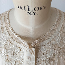 Carica l&#39;immagine nel visualizzatore di Gallery, 1940s 1950s - Exquisite Hand Embroidered Pure Silk Blouse - Sz 46
