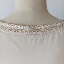Carica l&#39;immagine nel visualizzatore di Gallery, 1940s 1950s - Exquisite Hand Embroidered Pure Silk Blouse - Sz 46
