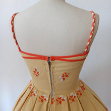 Cargar imagen en el visor de la galería, 1950s - FRANCE - Spectacular Embroidery Dress - W26 (66cm)
