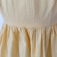 Cargar imagen en el visor de la galería, 1950s 1960s - Adorable Butter Yellow Cotton Dress - W28 (71cm)
