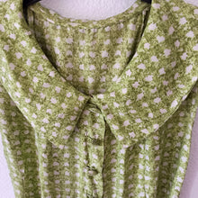 Cargar imagen en el visor de la galería, 1960s - PARIS - Green Silk Dress - W30 (76cm)
