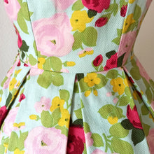Cargar imagen en el visor de la galería, 1950s 1960s - Spectacular Roseprint Dress - W28.5 (72cm)
