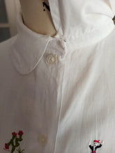 Cargar imagen en el visor de la galería, 1950s - Exquisite Fuerteventura Island Embroidery Blouse - W35 (90cm)
