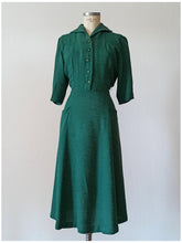 Laden Sie das Bild in den Galerie-Viewer, 1940s - Delicious Green Rayon Crepe Dress - W34.5 (88cm)
