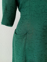 Laden Sie das Bild in den Galerie-Viewer, 1940s - Delicious Green Rayon Crepe Dress - W34.5 (88cm)
