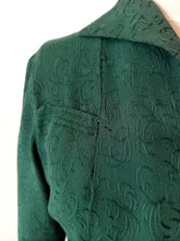Laden Sie das Bild in den Galerie-Viewer, 1940s - Delicious Green Rayon Crepe Dress - W34.5 (88cm)

