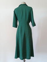 Laden Sie das Bild in den Galerie-Viewer, 1940s - Delicious Green Rayon Crepe Dress - W34.5 (88cm)
