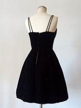 Charger l&#39;image dans la galerie, 1950s 1960s - BLANES, London - Stunning Black Velvet Dress - W27 (68cm)
