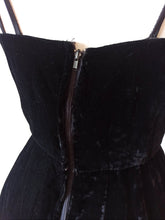 Charger l&#39;image dans la galerie, 1950s 1960s - BLANES, London - Stunning Black Velvet Dress - W27 (68cm)
