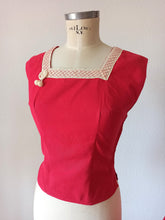 Carica l&#39;immagine nel visualizzatore di Gallery, 1940s 1950s - HUGÉ, Paris - Exquisite Red Raffia 2pc Cotton Set
