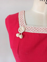 Carica l&#39;immagine nel visualizzatore di Gallery, 1940s 1950s - HUGÉ, Paris - Exquisite Red Raffia 2pc Cotton Set

