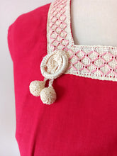 Carica l&#39;immagine nel visualizzatore di Gallery, 1940s 1950s - HUGÉ, Paris - Exquisite Red Raffia 2pc Cotton Set
