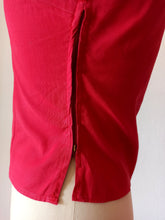 Carica l&#39;immagine nel visualizzatore di Gallery, 1940s 1950s - HUGÉ, Paris - Exquisite Red Raffia 2pc Cotton Set
