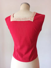 Carica l&#39;immagine nel visualizzatore di Gallery, 1940s 1950s - HUGÉ, Paris - Exquisite Red Raffia 2pc Cotton Set

