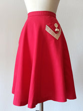 Carica l&#39;immagine nel visualizzatore di Gallery, 1940s 1950s - HUGÉ, Paris - Exquisite Red Raffia 2pc Cotton Set
