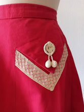 Carica l&#39;immagine nel visualizzatore di Gallery, 1940s 1950s - HUGÉ, Paris - Exquisite Red Raffia 2pc Cotton Set
