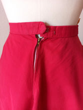 Carica l&#39;immagine nel visualizzatore di Gallery, 1940s 1950s - HUGÉ, Paris - Exquisite Red Raffia 2pc Cotton Set
