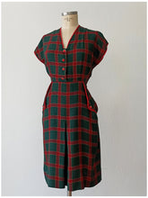 Laden Sie das Bild in den Galerie-Viewer, 1940s - Adorable Green Red Tartan Dress - W29 (74cm)
