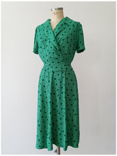 Laden Sie das Bild in den Galerie-Viewer, 1940s - DAKO MODEN, Germany - Green Rayon Dress - W27 (68cm)
