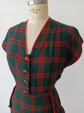 Laden Sie das Bild in den Galerie-Viewer, 1940s - Adorable Green Red Tartan Dress - W29 (74cm)
