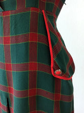 Laden Sie das Bild in den Galerie-Viewer, 1940s - Adorable Green Red Tartan Dress - W29 (74cm)
