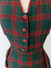 Laden Sie das Bild in den Galerie-Viewer, 1940s - Adorable Green Red Tartan Dress - W29 (74cm)

