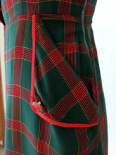 Laden Sie das Bild in den Galerie-Viewer, 1940s - Adorable Green Red Tartan Dress - W29 (74cm)
