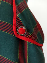 Laden Sie das Bild in den Galerie-Viewer, 1940s - Adorable Green Red Tartan Dress - W29 (74cm)
